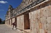Entrando no Quadrângulo das Monjas', nas ruínas mayas de Uxmal, no Yucatán, sul do México